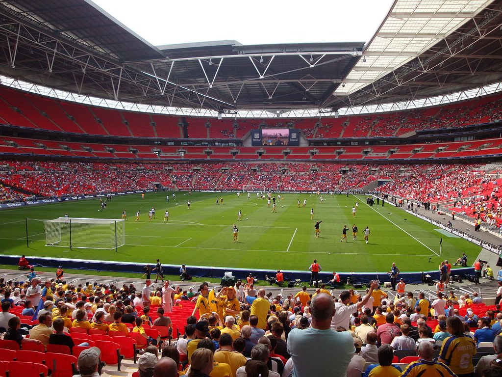 Stade de football rempli de supporters