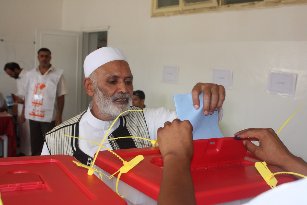 Bureau de vote avec urne et isoloirs