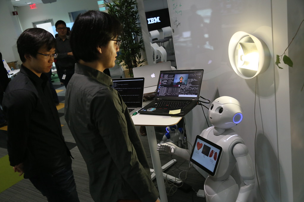 Robot humanoïde lors d'une exposition technologique